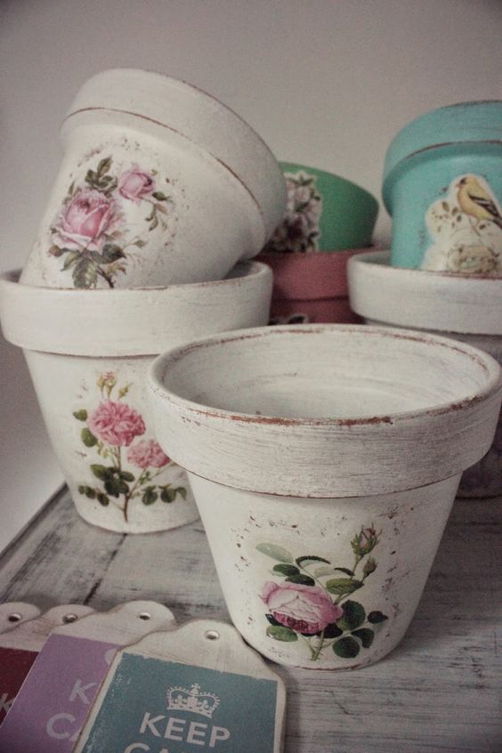 Get a vintage flowerpot with decoupage technique