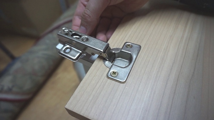 How to place hinges on melamine doors