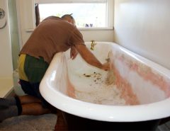 How to restore a plastic bathtub