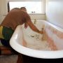 How to restore a plastic bathtub