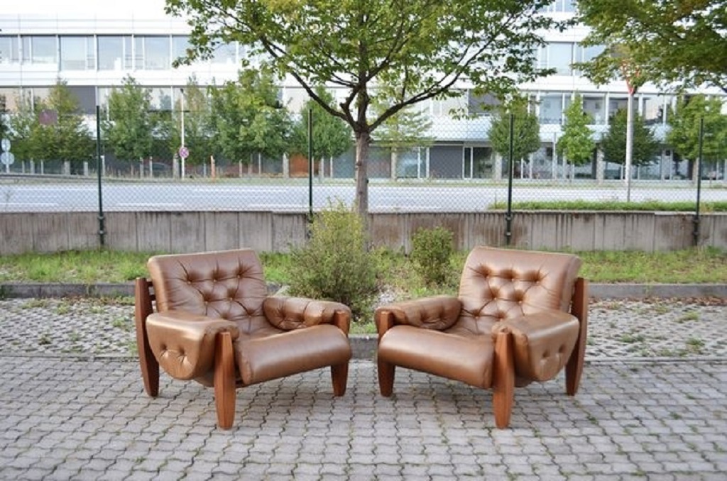 What materials are queening chairs made from